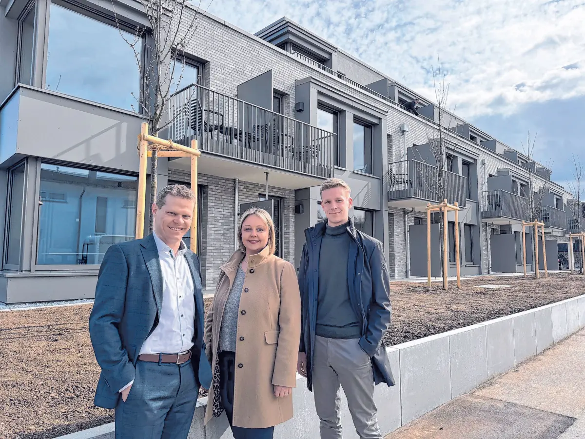 Christoph Epple, Anja Gebauer und Daniel Walter (v. l.) von KRAMS freuen sich über den erfolgreichen Abschluss der Bauphase. Das neue Objekt bietet 38 bezugsfertige Micro-Living-Apartments. ⇥Foto: Natalie Eckelt