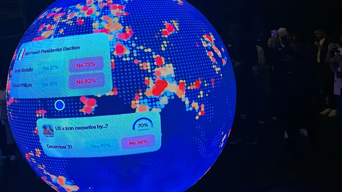Polymarket opens „Situation Room“ pop-up bar in Washington, DC: A LED sphere screen shows information inside the new location of the prediction market online platform Polymarket called "The Situation Room", during its opening day in Washington, DC, on March 20, 2026. Prediction market platforms have rapidly broken into the mainstream in the United States, positioning themselves as an alternative to both traditional polling and licensed sports betting. Platforms like Polymarket and its biggest rival Kalshi, remain illegal or unregulated in most countries outside the US, where regulators have generally classified them as unlicensed gambling. (Photo by Théo MARIE-COURTOIS / AFP)
