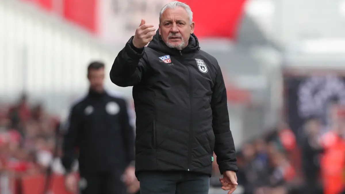 Fussball 3. Liga, FC Energie Cottbus - SSV Ulm 1846: 21.03.2026, xtgx, Fussball 3. Liga, FC Energie Cottbus - SSV Ulm 1846 emspor, v.l. Pavel Dotchev Ulm, Trainer gibt Anweisungen, gestikuliert mit den Armen, gesticulate, gives instructions DFL/DFB REGULATIONS PROHIBIT ANY USE OF PHOTOGRAPHS as IMAGE SEQUENCES and/or QUASI-VIDEO Cottbus *** 21 03 2026, xtgx, Fußball 3 Liga, FC Energie Cottbus SSV Ulm 1846 emspor, v l Pavel Dotchev Ulm, Trainer gibt Anweisungen, gestikuliert mit den Armen, gesticulate, gives instructions DFL DFB REGULATIONS PROHIBIT ANY USE OF PHOTOGRAPHS as IMAGE SEQUENCES and or QUASI VIDEO Cottbus