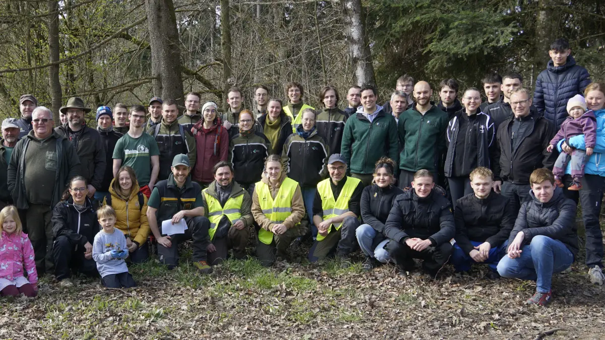 Rund 40 Helferinnen und Helfer packten bei der Waldputzaktion im Grosselfinger Gemeindewald an, um die Natur von Müll zu befreien.