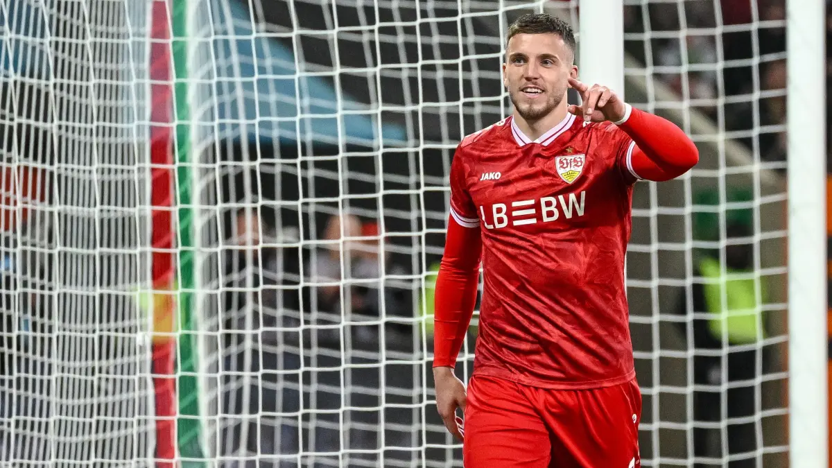 FC Augsburg - VfB Stuttgart: 22.03.2026, Bayern, Augsburg: RECROP - Fußball, Männer, Bundesliga, FC Augsburg - VfB Stuttgart, 27. Spieltag, WWK-Arena, Ermedin Demirovic (VfB Stuttgart) jubelt nach seinem Tor zum 2:5. Foto: Harry Langer/dpa - WICHTIGER HINWEIS: Gemäß den Vorgaben der DFL Deutsche Fußball Liga bzw. des DFB Deutscher Fußball-Bund ist es untersagt, in dem Stadion und/oder vom Spiel angefertigte Fotoaufnahmen in Form von Sequenzbildern und/oder videoähnlichen Fotostrecken zu verwerten bzw. verwerten zu lassen. +++ dpa-Bildfunk +++