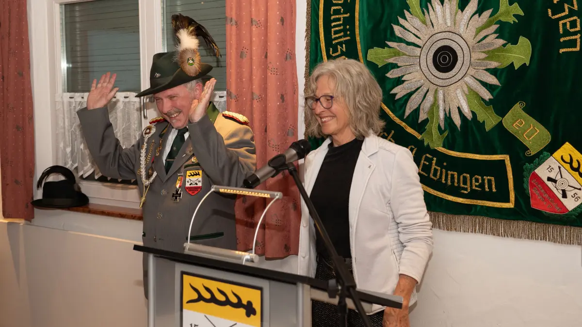 Oberschützenmeister Frank Bogenschütz bei der Entgegennahme der Landesehrennadel.