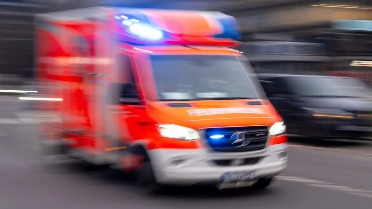 ARCHIV - 08.02.2024, Berlin: Ein Rettungswagen der Feuerwehr fährt mit Blaulicht zum Einsatz. (Symbolbild) (zu dpa: «Dreijährige bei Unfall an Autowaschanlage schwer verletzt») Foto: Monika Skolimowska/dpa +++ dpa-Bildfunk +++
