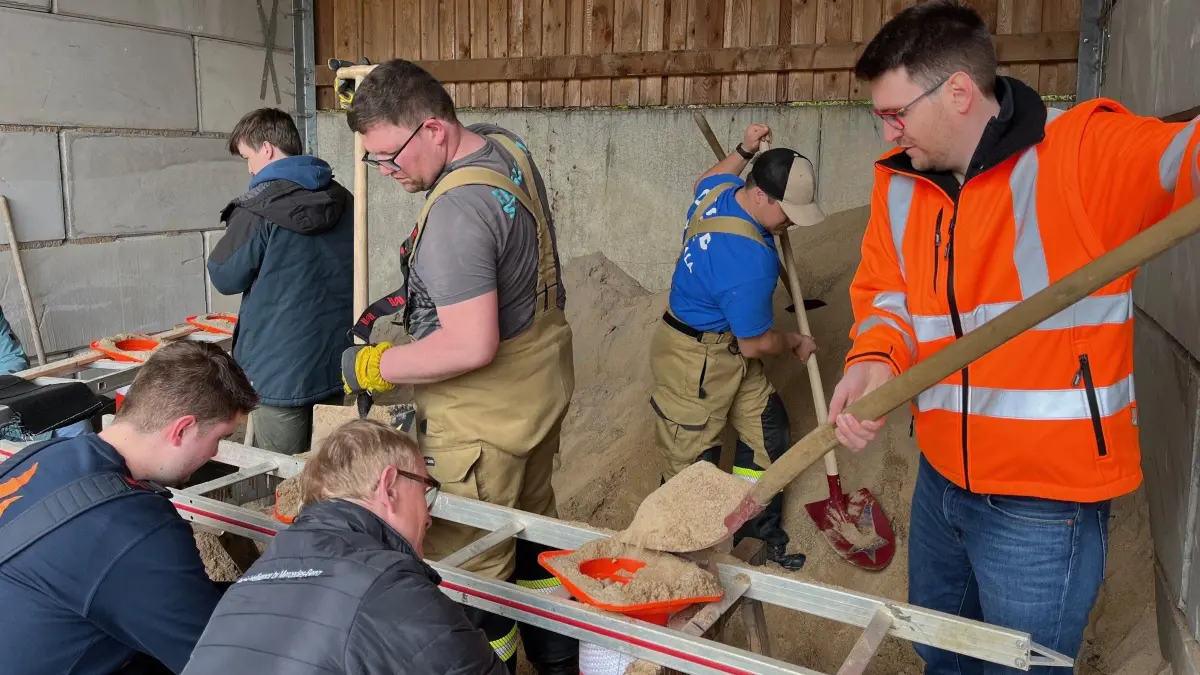 Zell u. A. Sandsäcke Sandsack-Aktion rechts Bürgermeister Christopher Flik