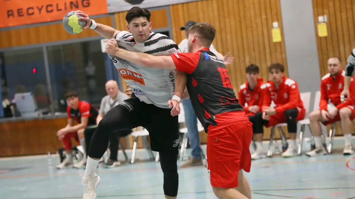 Kein Durchkommen für Noa-Gabriel Aliliovic (li.): Die HSG Albstadt verliert vor heimischem Publikum in der Mazmannhalle gegen Willstätt/Hanauerland denkbar knapp in einem torreichen Spiel.