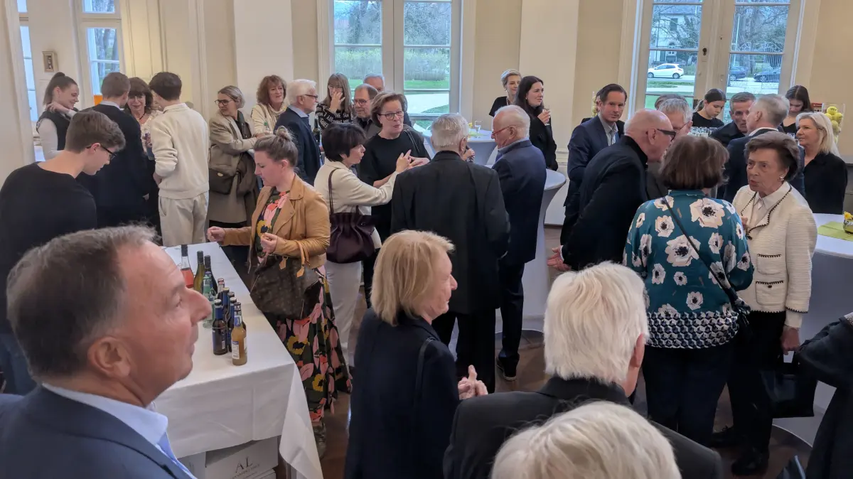 Für einen ganz wunderbar stimmungsvollen Abend war alles bestens in der Villa Eugenia bereitet. So kamen die Mitglieder und Gäste des Hechinger Tennisclubs gerne miteinander ins Gespräch über alte Tennisanekdoten.
