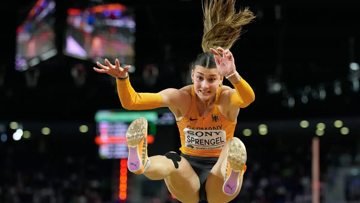 Leichtathletik/Halle: Weltmeisterschaft in Polen: 22.03.2026, Polen, Torun: Leichtathletik/Halle: Weltmeisterschaft, Fünfkampf, Frauen. Sandrina Sprengel aus Deutschland in Aktion beim Fünfkampf-Weitsprung. Foto: Matthias Schrader/AP/dpa +++ dpa-Bildfunk +++