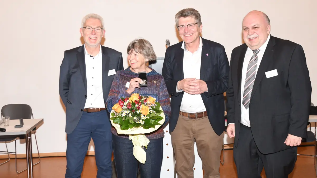 Landesbischof Ernst-Ulrich Gohl (2. von rechts) zeichnete Gisela Keller zur Freude der beiden Dekane des Kirvhenbezirks Bad Urach-Münsingen, Norbert Braun (links) und Michael Karwounopoulus, mit der Silbernen Brenz-Medaille aus.
