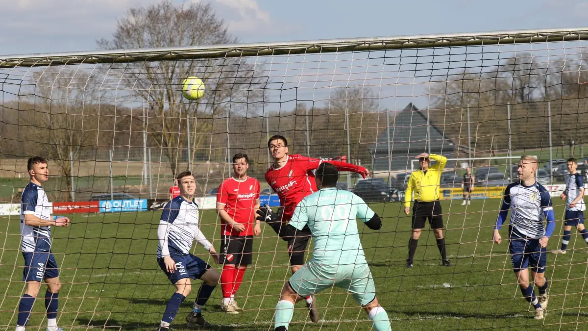 Der FC Billingsbach (rot) gewinnt 1:0 gegen den TSV Schrozberg.