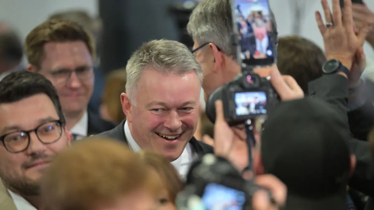 Landtagswahl in Rheinland-Pfalz: 22.03.2026, Rheinland-Pfalz, Mainz: Gordon Schnieder (M), CDU-Spitzenkandidat für die Landtagswahl in Rheinland-Pfalz, lacht bei der CDU-Wahlparty. Am Sonntag wurde in Rheinland-Pfalz ein neuer Landtag gewählt. Foto: Hannes Albert/dpa +++ dpa-Bildfunk +++