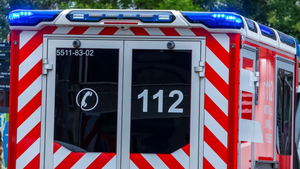 Notarzt im Blaulicht-Einsatz: PRODUKTION - 21.07.2025, Mecklenburg-Vorpommern, Schwerin: Ein Rettungsfahrzeug ist mit Blaulicht auf einer Straße in der Innenstadt unterwegs. (zu dpa: «Mädchen bei Verkehrsunfall in Bochum schwer verletzt») Foto: Jens Büttner/dpa +++ dpa-Bildfunk +++