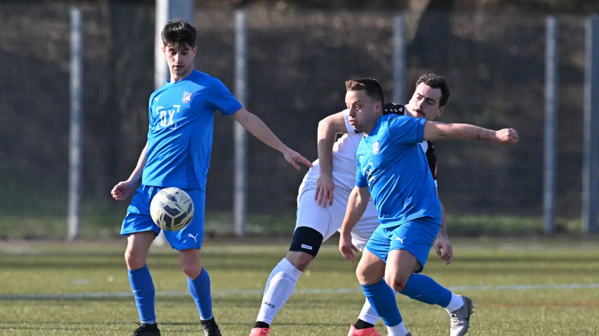 Bezirksliga Alb, 19. Spieltag, SV Pfrondorf - SGM Altingen/Entringen: Bezirksliga Alb, 19. Spieltag, SV Pfrondorf - SGM Altingen/Entringen, 22.03.2026 - links (17, steht nicht auf dem Spielbericht) - rechts Kevin Hartmann (SGM Altingen/Entringen) - hinten Felix Walz (Pfrondorf)
Foto: Axel Grundler