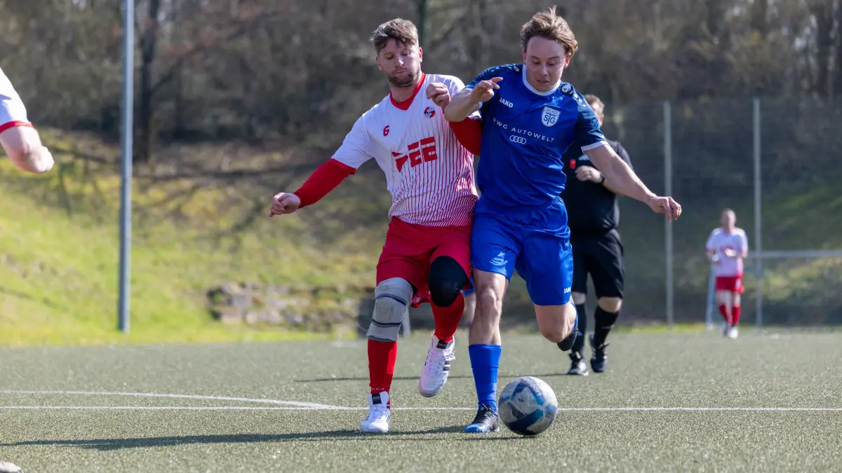 TSG Salach (blau) vs. FTSV Bad Ditzenbach-Gosbach II (weiß-rot), Fussball, Kreisliga B10 - Bezirk Neckar/Fils, 20. Spieltag, Saison 2025/2026, Kunstrasenplatz, Staufenecker Straße, 73084 Salach, 22.03.2026 - 13:00 Uhr: Moritz Qaurz (TSG Salach #06)
TSG Salach (blau) vs. FTSV Bad Ditzenbach-Gosbach II (weiß-rot), Fussball, Kreisliga B10 - Bezirk Neckar/Fils, 20. Spieltag, Saison 2025/2026, Kunstrasenplatz, Staufenecker Straße, 73084 Salach, 22.03.2026 - 13:00 Uhr,
Foto: PhotoPeet / Event- & Sportfotografie / Peter Harich