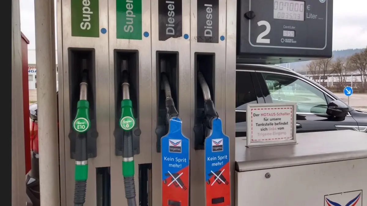 Diesel ausverkauft! So geschehen an diesem Sonntagmorgen bei Trigema in Rangendingen. Das kommt davon, wenn man weit und breit bei den Günstigsten ist. Schade für alle Selbstzünderfahrer.