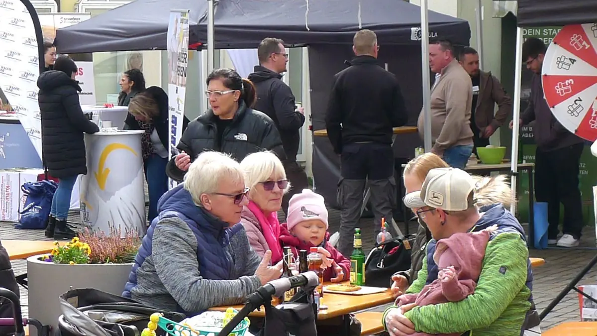 Information aus erster Hand gab es beim Ostereier-Verkaufssonntag des HGV bei der ersten Azubi-Messe an den Pavillons auf dem Marktplatz durch sieben Firmen und zusätzlich Bewirtung durch „Kuchenklatsch“ und den Kindergarten Haigerloch.