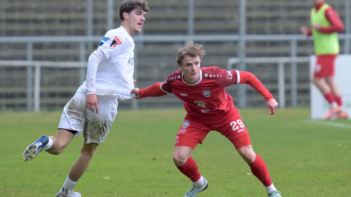 Fussball OL | SSV Reutlingen vs. FV Ravensburg: Fussball OL | SSV Reutlingen (rot) vs. FV Ravensburg (weiss) // 2026-03-21 // Foto: Joachim Baur // Neuzugang - #29 Marian Riedinger (SSV Reutlingen) #29 Marian Riedinger (SSV Reutlingen) / #3 Paul Schwarz (FV Ravensburg)