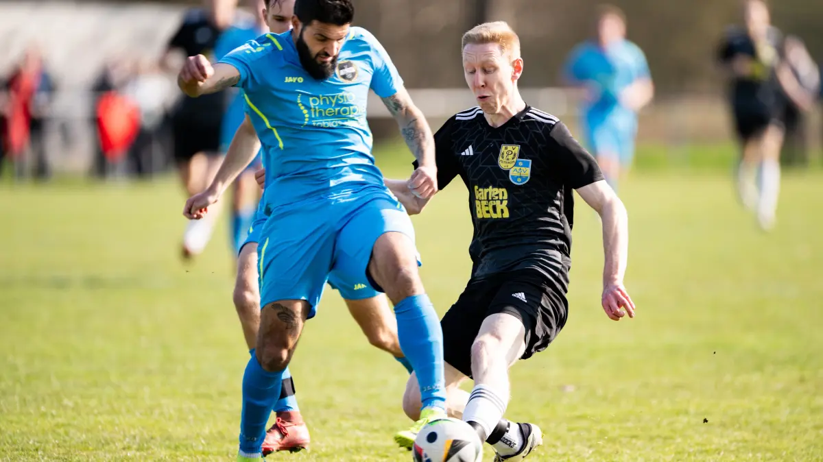 SGM Poltringen Pfaeffingen vs SV Wendelsheim, Fussball, Kreisliga A3, Wuerttemberg, 19. Spieltag, Saison 2025/2026, 22.03.2026,: Patrick Francisco, (SV Wendelsheim, #17), links, klaert gegen den Einschuss bereiten Marcel, Schmid, (SGM Poltringen Pfaeffingen I, #03),
SGM Poltringen Pfaeffingen vs SV Wendelsheim, Fussball, Kreisliga A3, Wuerttemberg, 19. Spieltag, Saison 2025/2026, 22.03.2026,
Eibner-Pressefoto/Andreas Ulmer