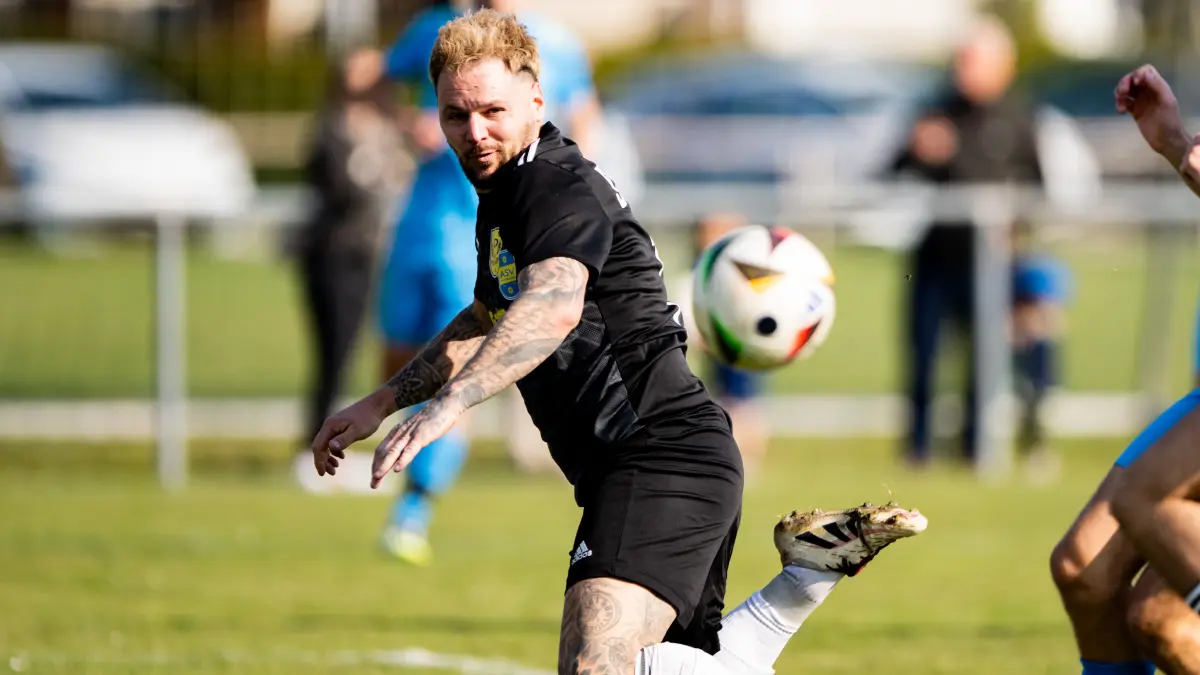 SGM Poltringen Pfaeffingen vs SV Wendelsheim, Fussball, Kreisliga A3, Wuerttemberg, 19. Spieltag, Saison 2025/2026, 22.03.2026,: Fabian, Grammer, (SGM Poltringen Pfaeffingen I, #10) links, verpasst knapp den Ball,
SGM Poltringen Pfaeffingen vs SV Wendelsheim, Fussball, Kreisliga A3, Wuerttemberg, 19. Spieltag, Saison 2025/2026, 22.03.2026,
Eibner-Pressefoto/Andreas Ulmer