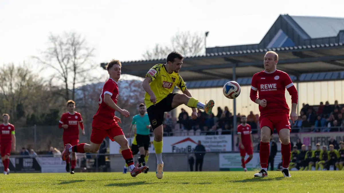 1.FC Donzdorf (rot) vs. 1.FC Heiningen (Gelb), Fußball, Bezirksliga - Bezirk Neckar/Fils, 20. Spieltag, Saison 2025/2026, Rasenplatz Lautertal Stadion, Süßener Straße 16, 73072 Donzdorf, 22.03.2026 - 15:00 Uhr: Carmelo Trumino (1,FC Heiningen #09) beim 0:1 kurz vor der Halbzeitpause
1.FC Donzdorf (rot) vs. 1.FC Heiningen (Gelb), Fußball, Bezirksliga - Bezirk Neckar/Fils, 20. Spieltag, Saison 2025/2026, Rasenplatz Lautertal Stadion, Süßener Straße 16, 73072 Donzdorf, 22.03.2026 - 15:00 Uhr,
Foto: PhotoPeet / Event- & Sportfotografie / Peter Harich