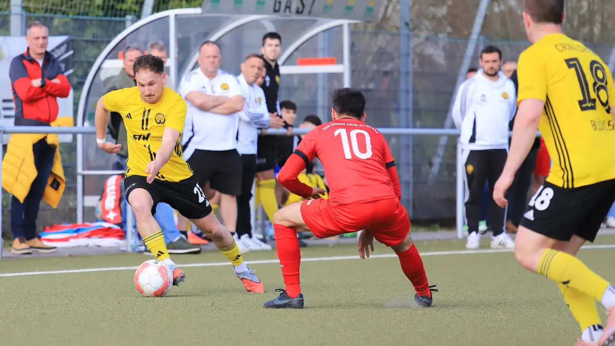 Bei der SGM Krumme Ebene am Neckar (rot) setzen sich Dominik Rummler und der TSV Crailsheim knapp mit 0:1 durch.