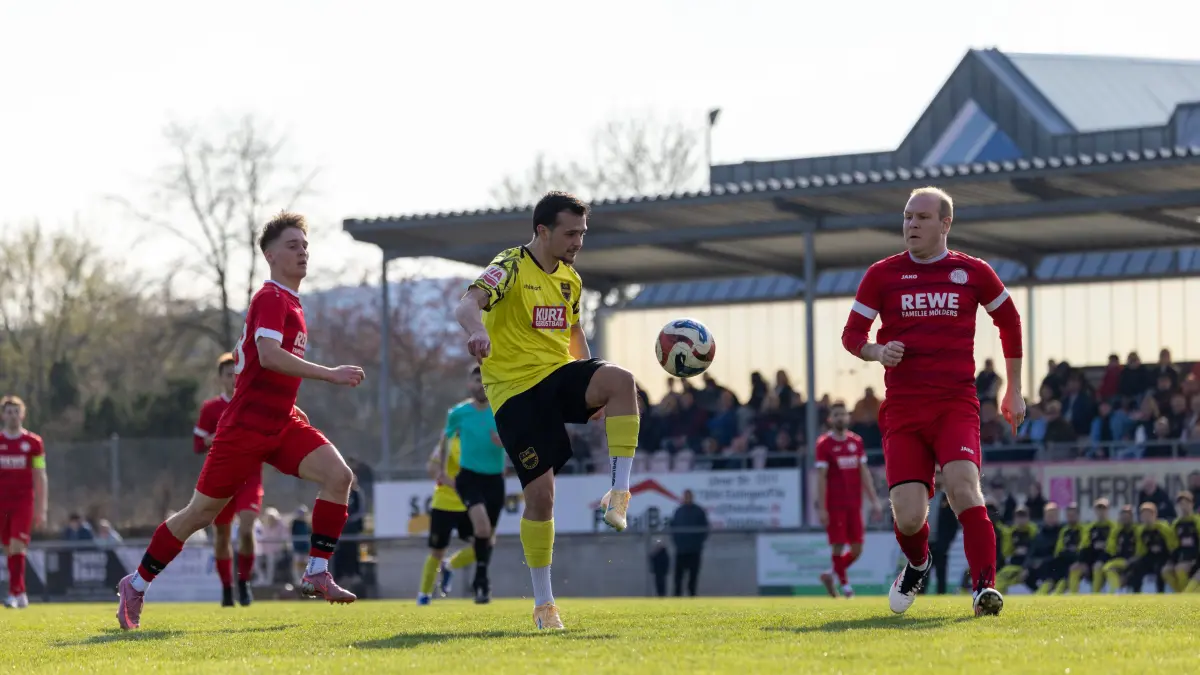 1.FC Donzdorf (rot) vs. 1.FC Heiningen (Gelb), Fußball, Bezirksliga - Bezirk Neckar/Fils, 20. Spieltag, Saison 2025/2026, Rasenplatz Lautertal Stadion, Süßener Straße 16, 73072 Donzdorf, 22.03.2026 - 15:00 Uhr: Carmelo Trumino (1,FC Heiningen #09) beim 0:1 kurz vor der Halbzeitpause
1.FC Donzdorf (rot) vs. 1.FC Heiningen (Gelb), Fußball, Bezirksliga - Bezirk Neckar/Fils, 20. Spieltag, Saison 2025/2026, Rasenplatz Lautertal Stadion, Süßener Straße 16, 73072 Donzdorf, 22.03.2026 - 15:00 Uhr,
Foto: PhotoPeet / Event- & Sportfotografie / Peter Harich