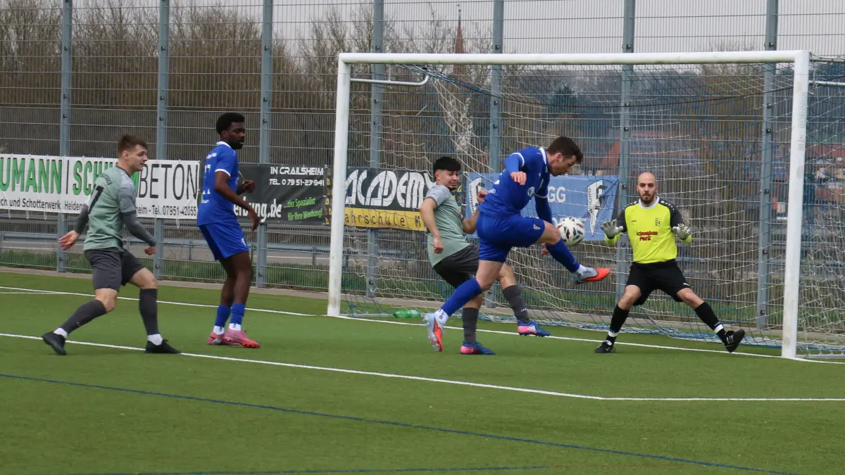 Michael Eberlein erzielt hier volley nach Flanke von Dennis Upstas sein erstes von fünf Toren an diesem Tag beim 6:2-Sieg der Satteldorfer gegen Kaisersbach.