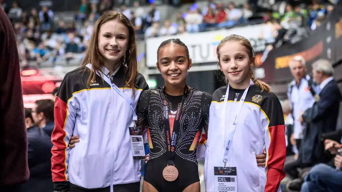 41. DTB Pokal, 22.03.2026, Stuttgart (Porsche Arena), GER: Maha Feniuk 129, GER, Mitte - Bronzemedaille am Schwebebalken - freut sich mit Elizaveta Kharitonova 131, GER, li. und Mia Frick 130, GER, re. 41. DTB Pokal, 22.03.2026, Stuttgart Porsche Arena, GER 41. DTB Pokal, 22.03.2026, Stuttgart Porsche Arena, GER Stuttgart *** Maha Feniuk 129, GER , center bronze medal on the balance beam is happy with Elizaveta Kharitonova 131, GER , left and Mia Frick 130, GER , right 41 DTB Cup, 22 03 2026, Stuttgart Porsche Arena , GER 41 DTB Cup, 22 03 2026, Stuttgart Porsche Arena , GER Stuttgart Copyright: xSandyxDinkelackerx EP_SDR