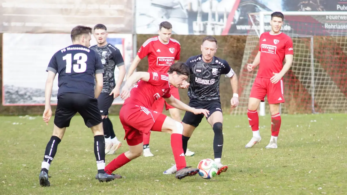 Der FC Matzenbach (schwarz) gewann am Sonntag 2:0 gegen den SSV Stimpfach und lauert weiter zwei Punkte hinter dem Tabellenführer Gammesfeld auf Platz 2.
