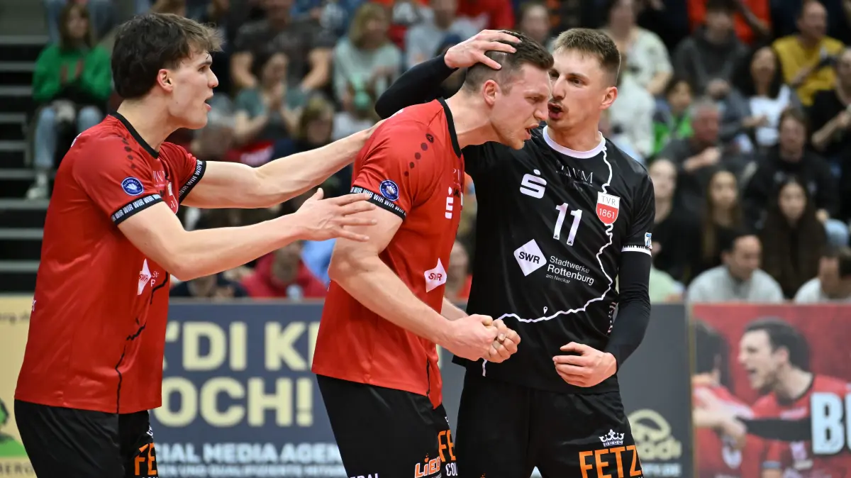 TV Rottenburg vs. Blue Volleys Gotha, Volleyball, 2. Bundesliga Sued, 24. Spieltag, Spiel 5627, Saison 2025/2026, 21.03.2026: Jubel und geballte Faeuste bei Niklas Lichtenauer (TV Rottenburg, #08), links David Dornauf (TV Rottenburg, #05), rechts Robin Leber (TV Rottenburg, #11)
TV Rottenburg vs. Blue Volleys Gotha, Volleyball, 2. Bundesliga Sued, 24. Spieltag, Spiel 5627, Saison 2025/2026, 21.03.2026,
Foto: Eibner-Pressefoto/Ralph Kunze