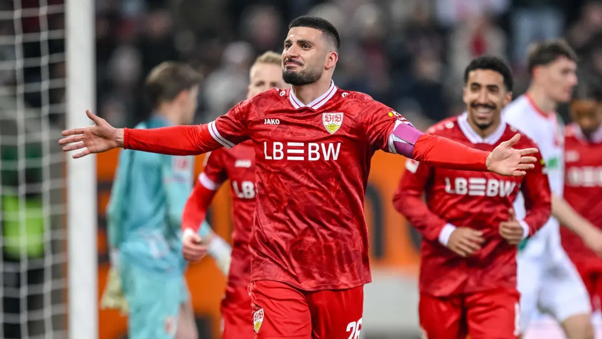 FC Augsburg - VfB Stuttgart: 22.03.2026, Bayern, Augsburg: Fußball, Männer, Bundesliga, FC Augsburg - VfB Stuttgart, 27. Spieltag, WWK-Arena, Deniz Undav (VfB Stuttgart) jubelt nach dem Tor zum 1:4. Foto: Harry Langer/dpa - WICHTIGER HINWEIS: Gemäß den Vorgaben der DFL Deutsche Fußball Liga bzw. des DFB Deutscher Fußball-Bund ist es untersagt, in dem Stadion und/oder vom Spiel angefertigte Fotoaufnahmen in Form von Sequenzbildern und/oder videoähnlichen Fotostrecken zu verwerten bzw. verwerten zu lassen. +++ dpa-Bildfunk +++