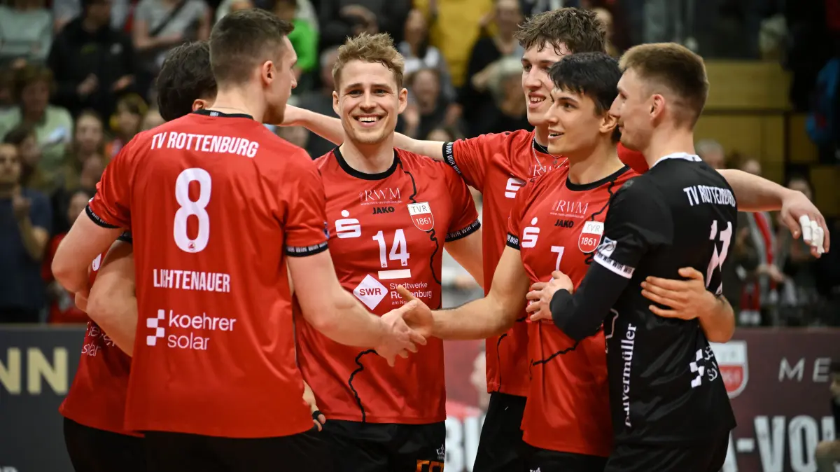 TV Rottenburg vs. Blue Volleys Gotha, Volleyball, 2. Bundesliga Sued, 24. Spieltag, Spiel 5627, Saison 2025/2026, 21.03.2026: Freude, Jubel, von links Milan Kvrzic (TV Rottenburg, #07, verdeckt), Niklas Lichtenauer (TV Rottenburg, #08), Timon Schippmann (TV Rottenburg, #14), Dominik Marjanovic (TV Rottenburg, #01), Milan Kvrzic (TV Rottenburg, #07), Robin Leber (TV Rottenburg, #11)
TV Rottenburg vs. Blue Volleys Gotha, Volleyball, 2. Bundesliga Sued, 24. Spieltag, Spiel 5627, Saison 2025/2026, 21.03.2026,
Foto: Eibner-Pressefoto/Ralph Kunze