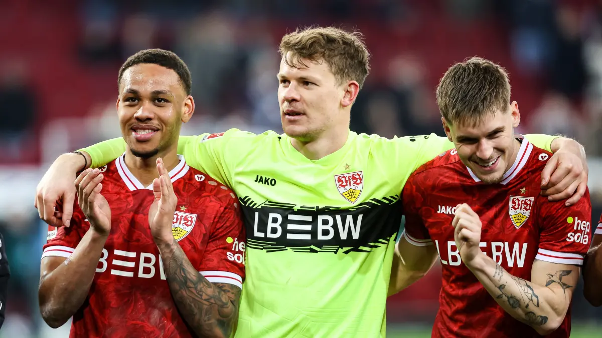 GER, FC Augsburg vs VfB Stuttgart, 1.Bundesliga Fussball, 27. Spieltag, Saison 2025/2026, 22.03.2026: Endstand 2:5, der VFB Stuttgart besiegt den FC Augsburg. Freude Im Team von Stuttgart.
Alexander Nuebel (VfB Stuttgart, #33) mitte, Nikolas Nartey (VfB Stuttgart #28), Ramon Hendriks (VfB Stuttgart, #03)
GER, FC Augsburg vs VfB Stuttgart, 1.Bundesliga Fussball, 27. Spieltag, Saison 2025/2026, 22.03.2026
DFB/DFL REGULATIONS PROHIBIT ANY USE OF PHOTOGRAPHS AS IMAGE SEQUENCES AND/OR QUASI-VIDEO
Foto: Eibner-Pressefoto/Roger Buerke