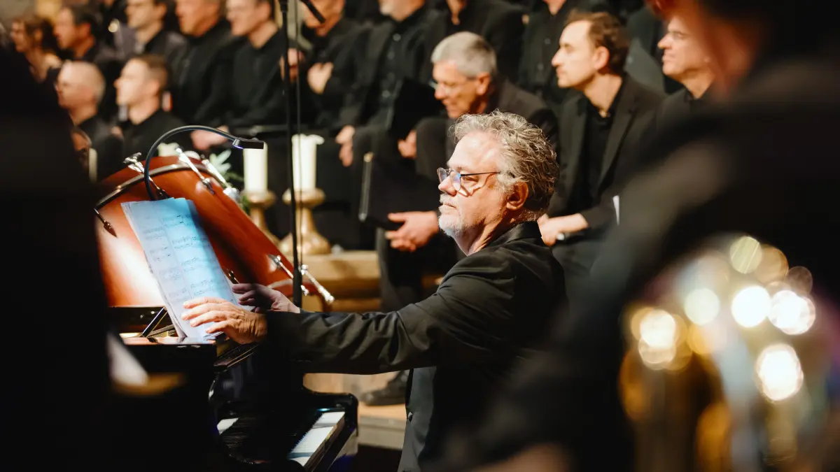 Pauluskirche: Oratorienchor Ulm - mit Ulmer Erstaufführung des „Requiem“ von Martin Palmeri*FOTO* mit Komponist Martin Palmeri am Flügel