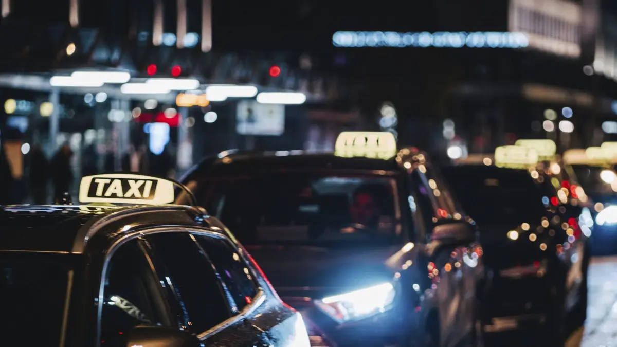 Stuttgart, Baden-Württembergm Deutschland, Mehrere Taxis mit leuchtenden Schildern in einer nächtlichen Stadtstraße Stuttgart, Baden-Württembergm Germany, Several taxis with illuminated signs in a city street at night Copyright: imageBROKER/MarcoxKirr iblmki13167938.jpg Bitte beachten Sie die gesetzlichen Bestimmungen des deutschen Urheberrechtes hinsichtlich der Namensnennung des Fotografen im direkten Umfeld der Veröffentlichung