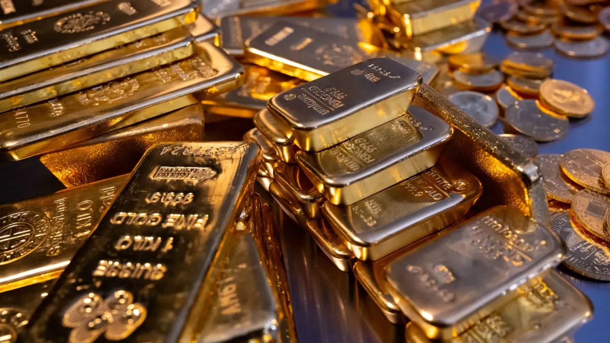 Goldbarren: ARCHIV - 16.03.2023, Bayern, München: Goldbarren und Goldmünzen in unterschiedlicher Größe liegen beim Edelmetallhändler Pro Aurum in einem Tresor auf einem Tisch. (zu dpa: «Gold- und Silberpreise im freien Fall») Foto: Sven Hoppe/dpa +++ dpa-Bildfunk +++