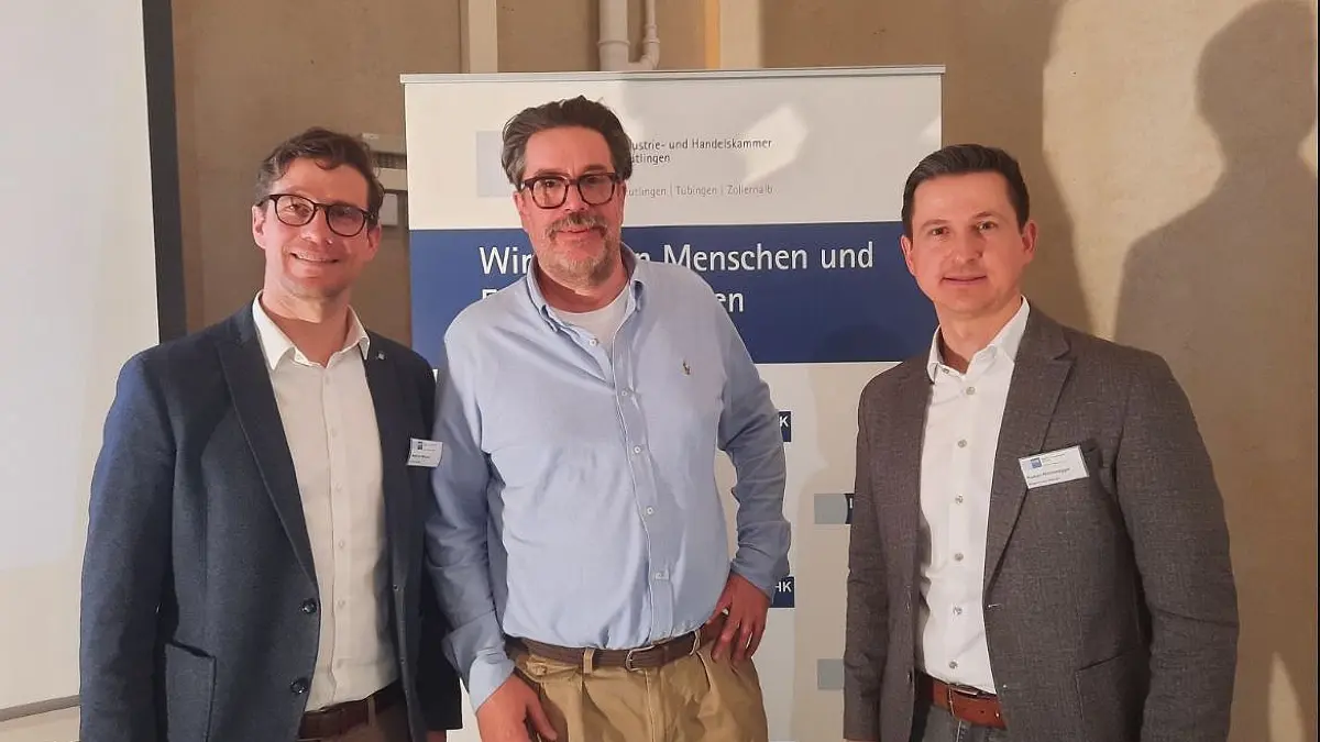 Mit IHK vor Ort hatte die IHK Reutlingen die Unternehmerinnen und Unternehmer aus Bisingen eingeladen. Matthias Miklautz, Leiter der IHK-Geschäftsstelle Zollernalbkreis, Gastgeber Sven Koch von Green Places und Bürgermeister Roman Waizenegger (von links), der über die aktuelle Lage berichtete, führten durch den Abend.