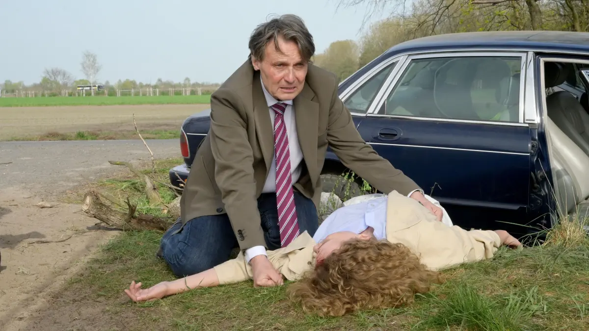 Jo Gerner (Wolfgang Bahro) versucht, das Leben von Paulina (Christina Arends) zu retten.