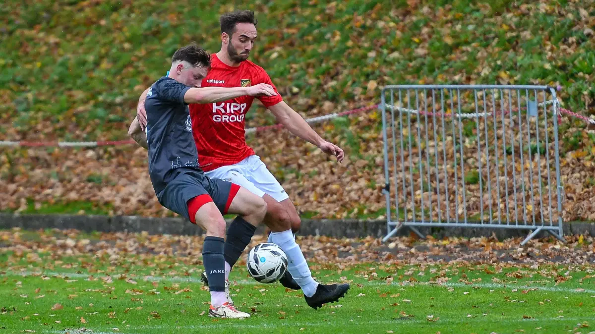 Adrian Müller (rechts) wird den FC Holzhausen im Sommer verlassen.