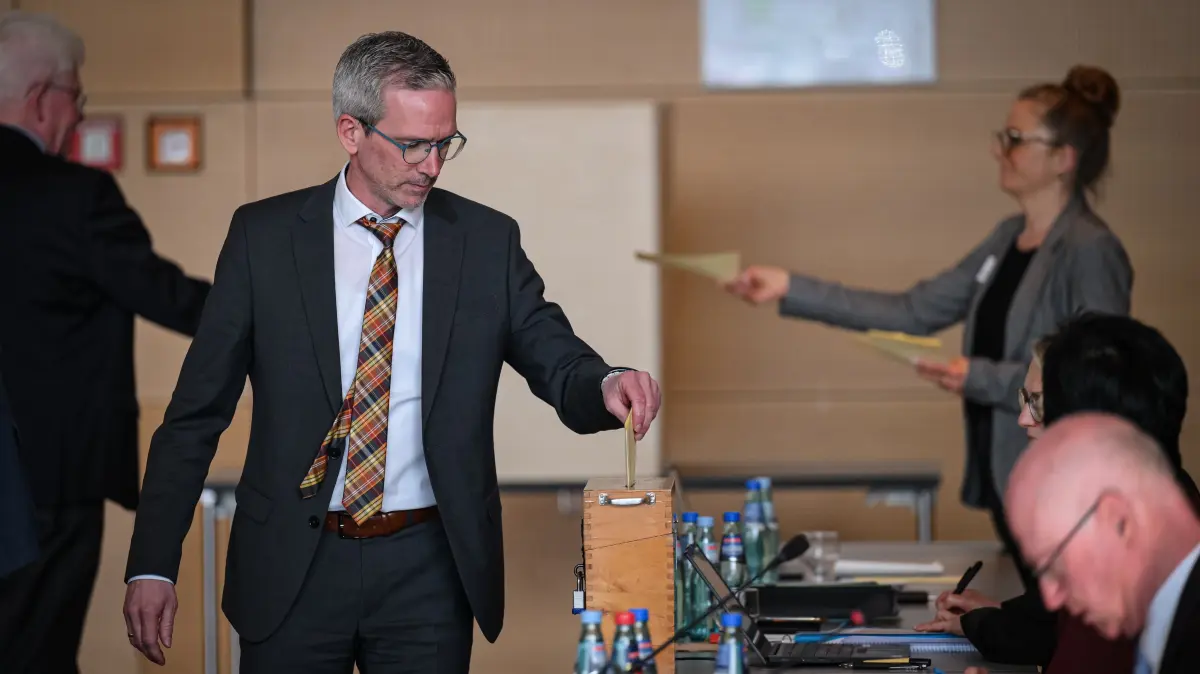 Wahl des Landrat im Kreis Rottweil, : Rottweil 23.03.2026
Wahl des Landrat im Kreis Rottweil,
Buergermeister Sulz am Neckar, Jens Keucher gibt seine Stimme ab
FOTO: Pressefoto ULMER / Markus Ulmer
xxNOxMODELxRELEASExx