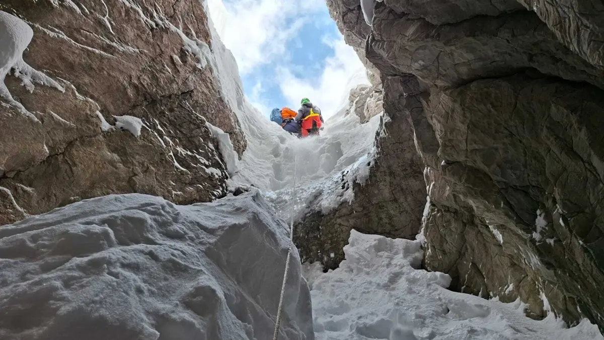 Skitourengeher übersteht 25-Meter-Sturz in eine Doline