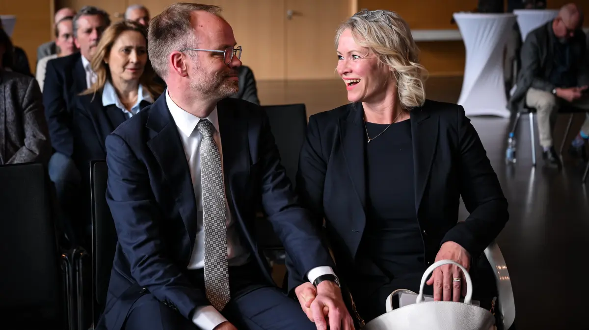 Wahl des Landrat im Kreis Rottweil, : Rottweil 23.03.2026
Wahl des Landrat im Kreis Rottweil,
Christoph Keckeisen (li, Immenstaad am Bodensee) wird zum neuen Landrat gewaehlt mit Frau Marcia
FOTO: Pressefoto ULMER / Markus Ulmer
xxNOxMODELxRELEASExx