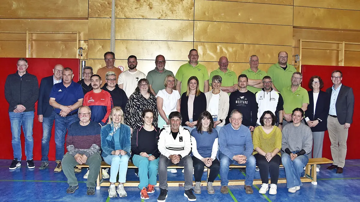 Der Vorstand beim TSV Meßstetten ist inzwischen im XXL-Format, zudem sind noch einige Gäste auf dem Foto zu finden.