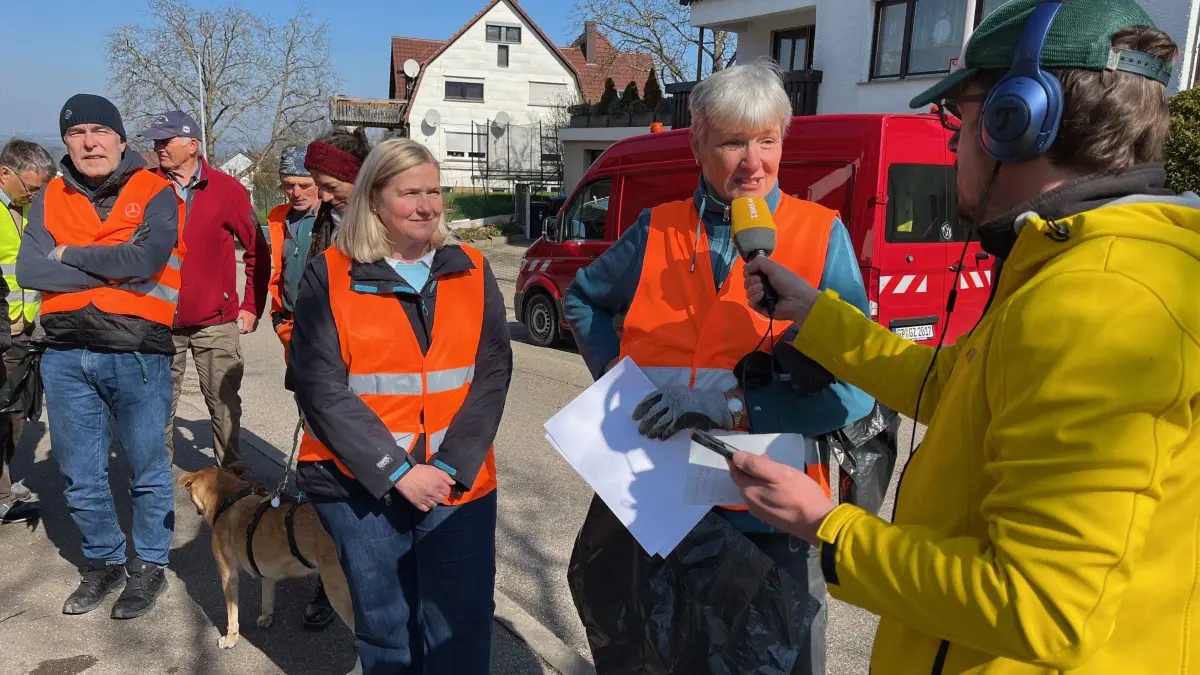 Aichelberg Gründung Clean up Gruppe SWR Radio ist dabei, von rechts: Redakteur Ingo Lege, Sabine Sonn, Bürgermeisterin Heike Schwarz