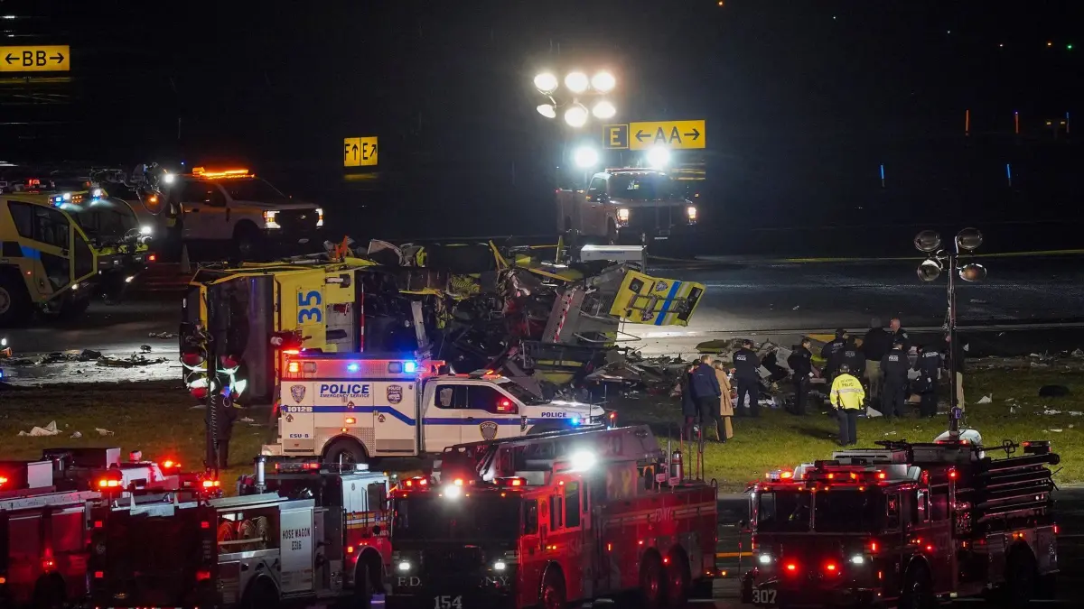 Flugzeug kollidiert in New York mit Fahrzeug