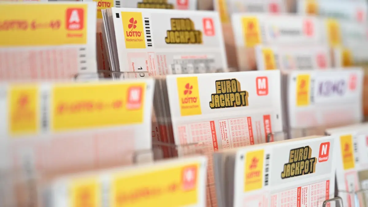 ARCHIV - 01.12.2025, Niedersachsen, Hannover: Mehrere Lotto- und Eurojackpot-Spielscheine liegen in einer Auslage. (zu dpa: «Eurojackpot-Glück: Unbekannter holt fast eine Million Euro») Foto: Shireen Broszies/dpa +++ dpa-Bildfunk +++