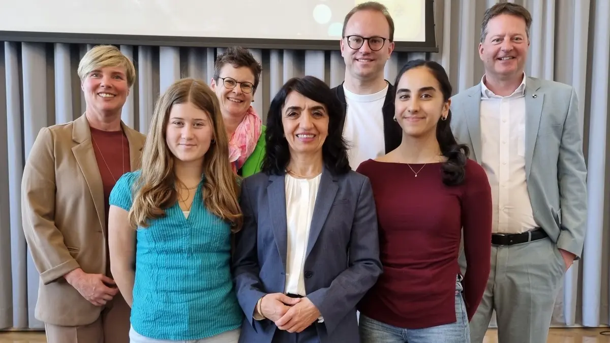 Landtagspräsidentin Muhterem Aras (Mitte) wurde am Gymnasium Hechingen begrüßt. Mit dabei auch die Grünen-Landtagsabgeordnete Cindy Holmberg (links) und Hechingens Bürgermeister Philipp Hahn (rechts).