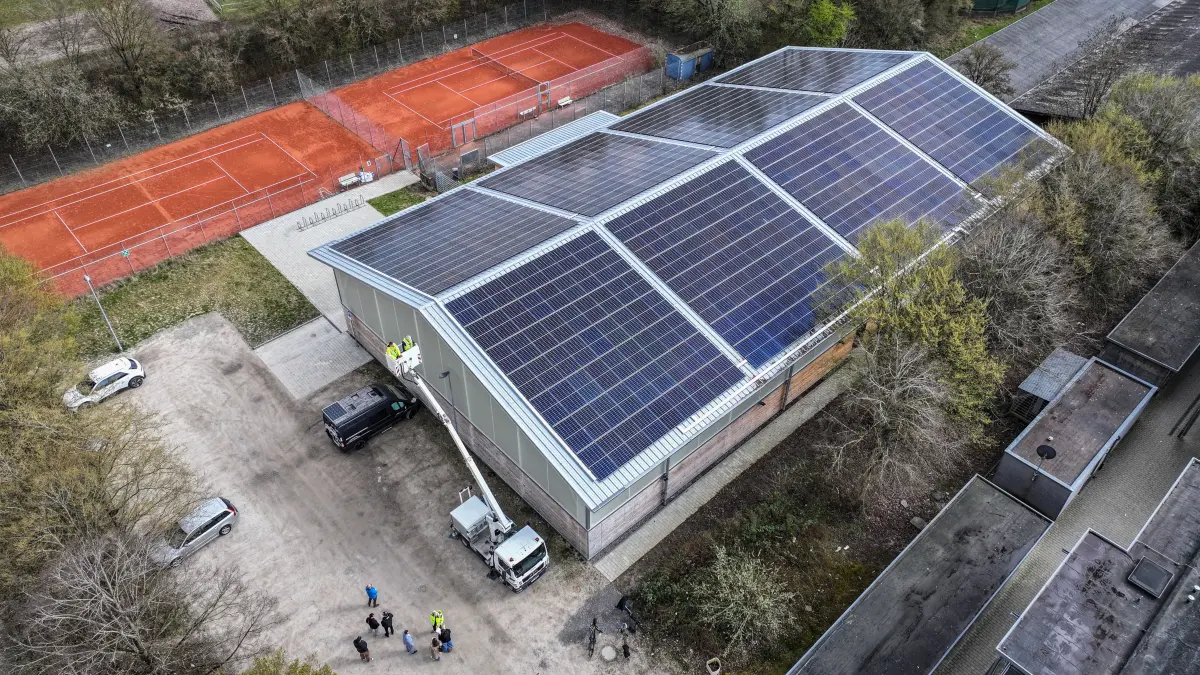 für Online, 16:9 Format. Freilufthalle Holderfeld: Die größte Photovoltaik-Anlage auf einem städtischen Dach geht in Betrieb. Boris Palmer schaut sich das Dach aus dem Hubsteiger an.