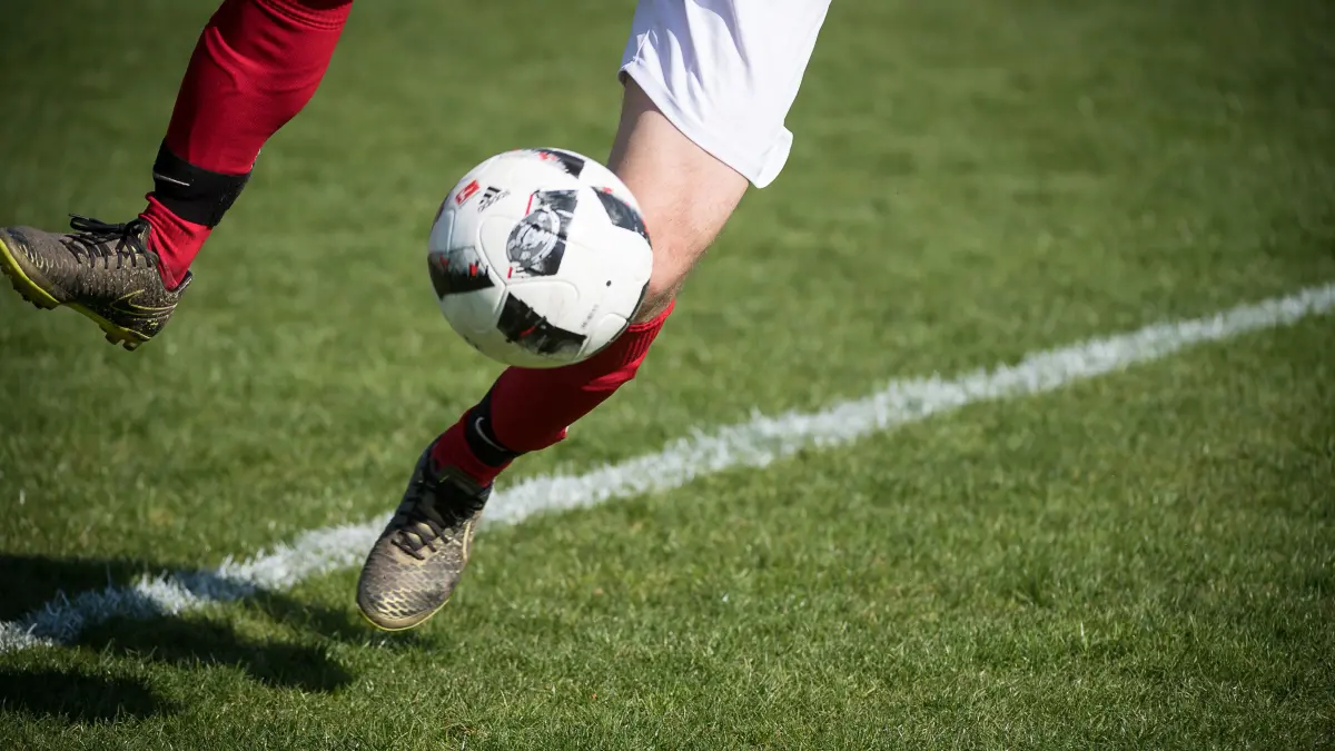Symbolbild, Ball in der Luft, TSG Tuebingen - SV03 Tuebingen, Fussball, Landesliga, Maenner, 09.04.2017, Foto: Sascha Walther/Eibner-Pressefoto