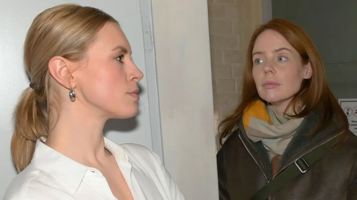 Zoe (Lara Dandelion Seibert, l.) wird von Toni (Olivia Marei) zu einer Gegenüberstellung einbestellt.