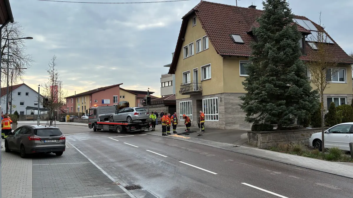 In der Ortsmitte von Gründelhardt hat am frühen Montagmorgen ein Auto Feuer gefangen. Die Straße musste gereinigt werden.